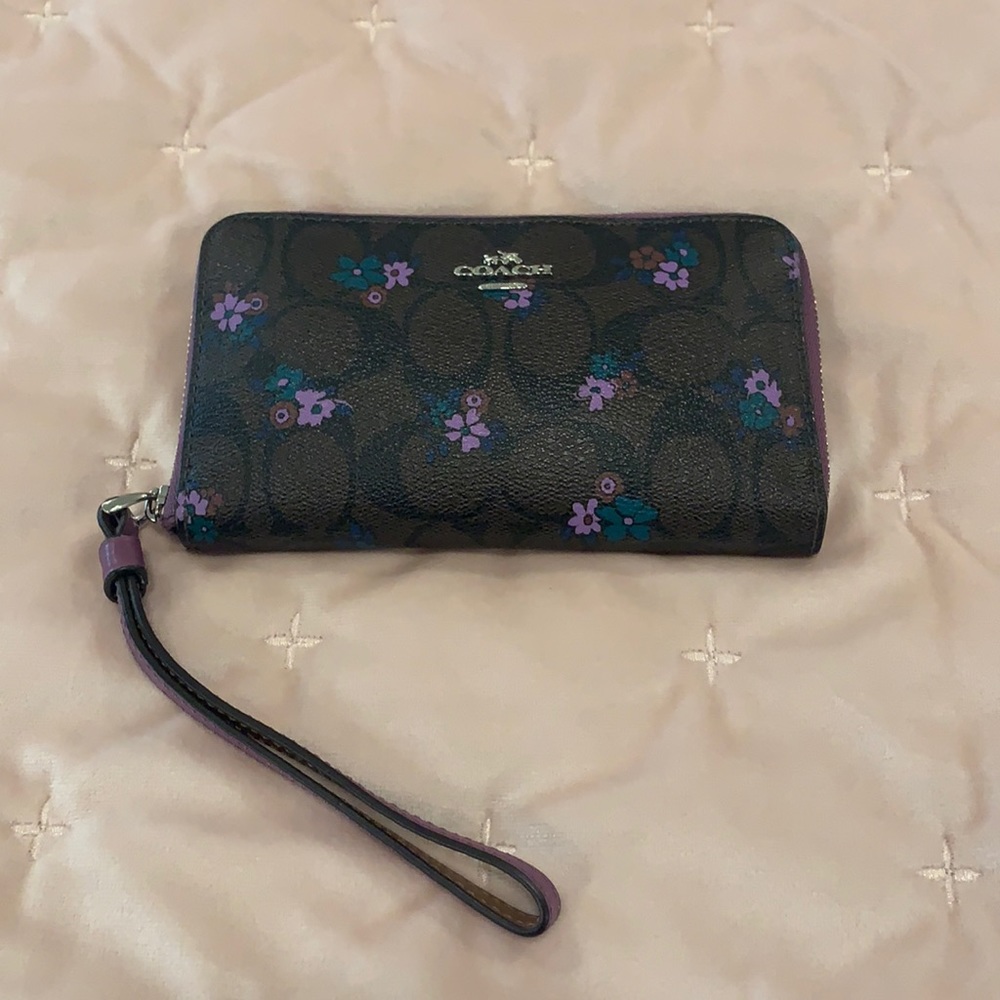 COACH WRISTLET W/ zipper and credit card slots